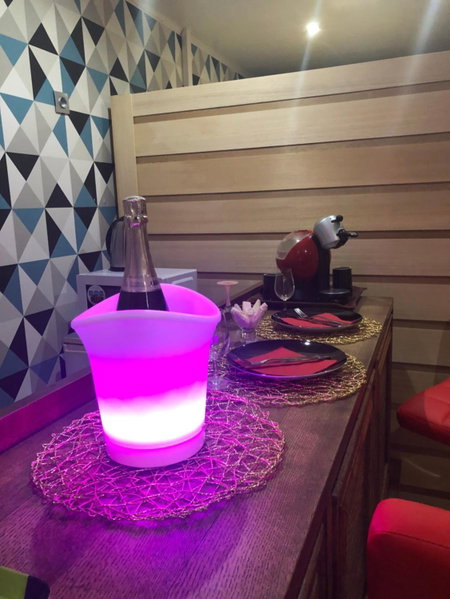 SPABYELLEETLUI spa rouge ou bleu, Mouscron, Belgium