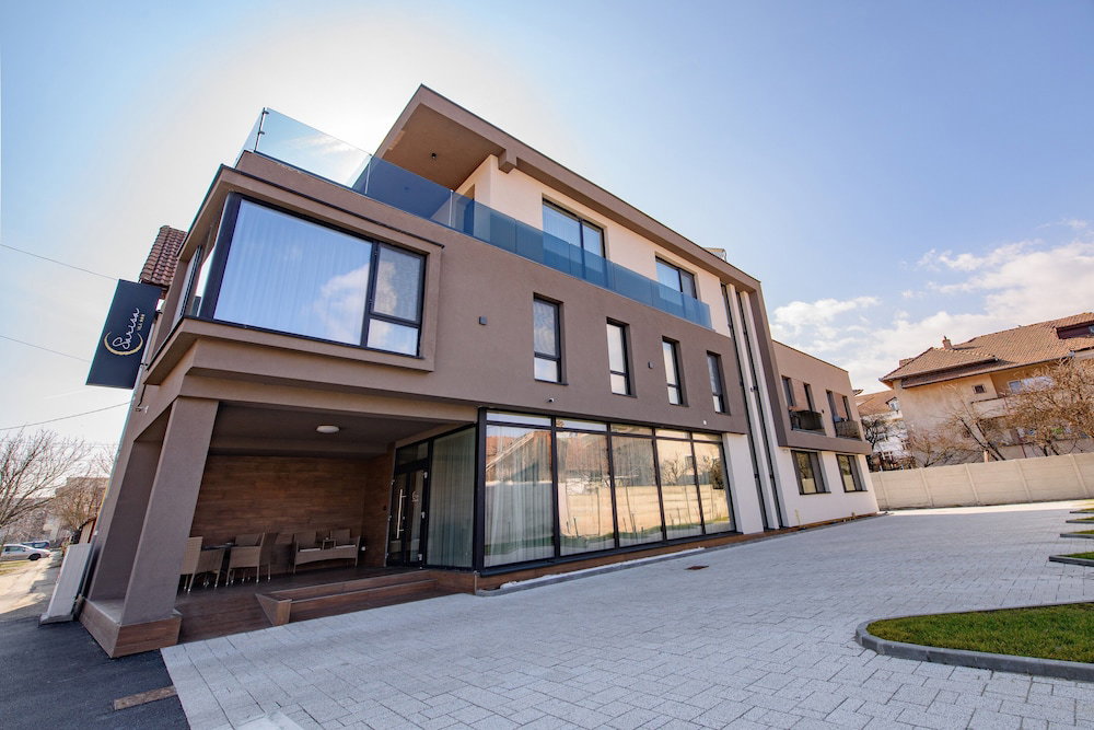 Vila Sarisa, Romania
