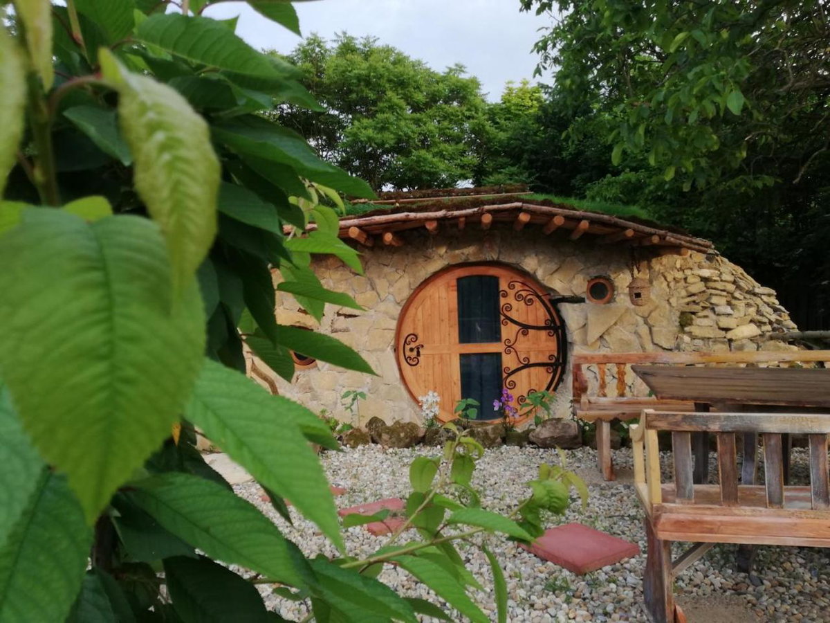 Hotel · Fűtetős Dombház, Üröm