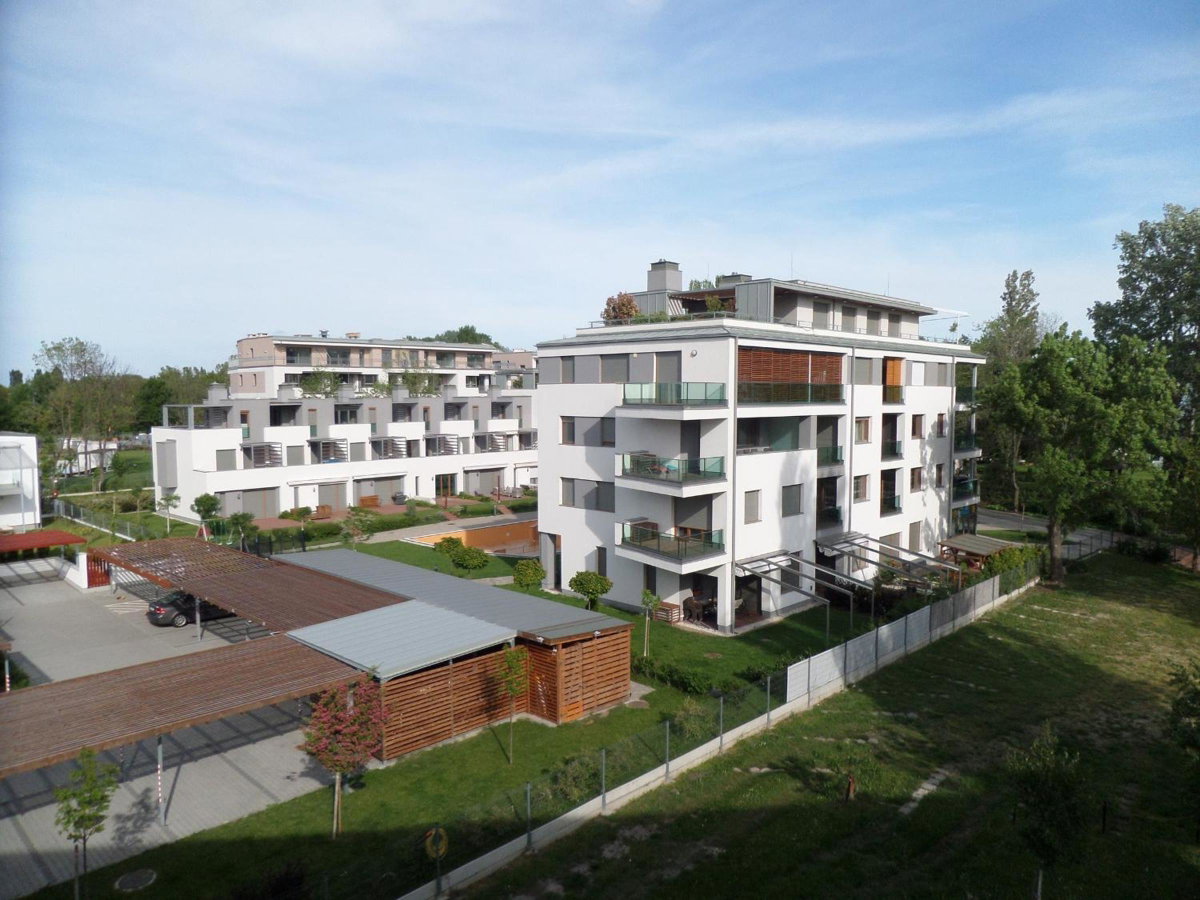 Silver DeLux Apartman, Hungary