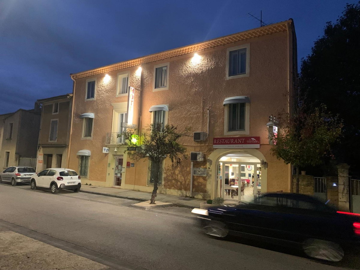 Hotel · Logis Hôtel La Bastide d'Entraigues, Entraigues-sur-la-Sorgue