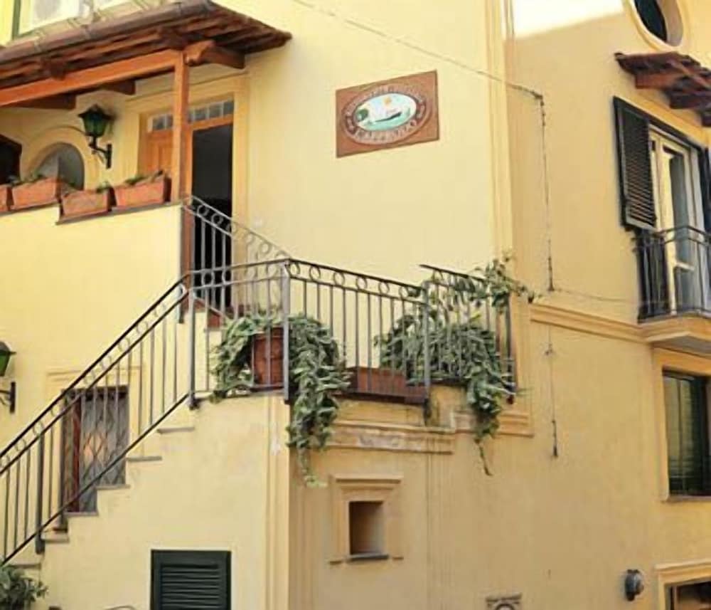 L'Approdo, Italy