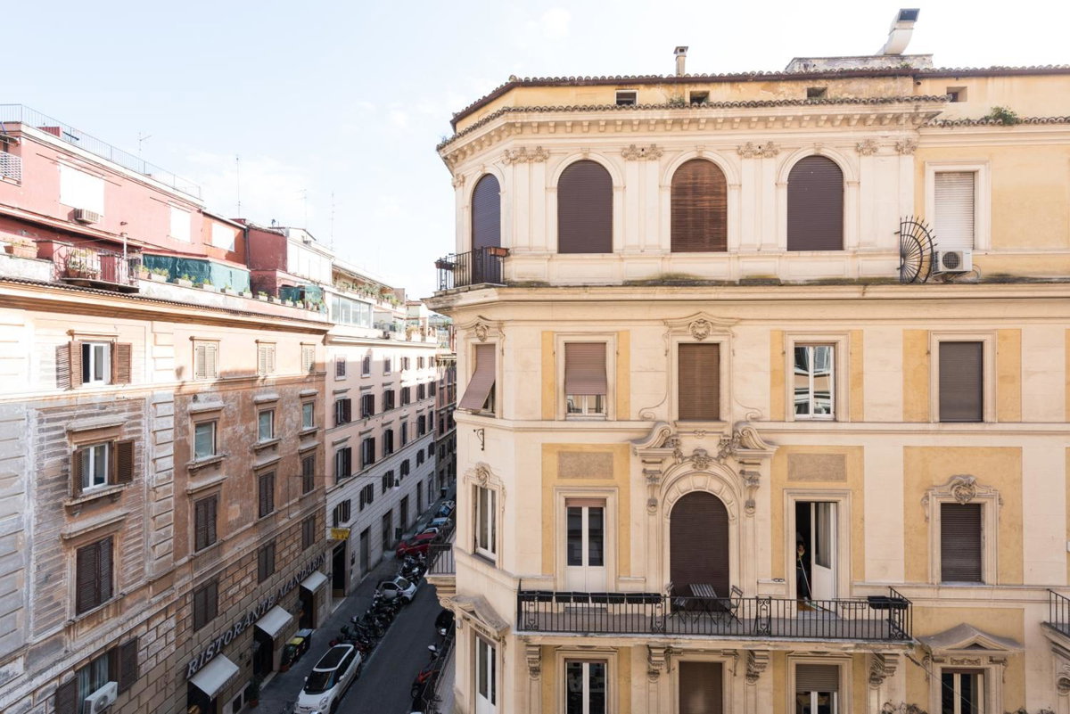 Circle in the Square, Italy