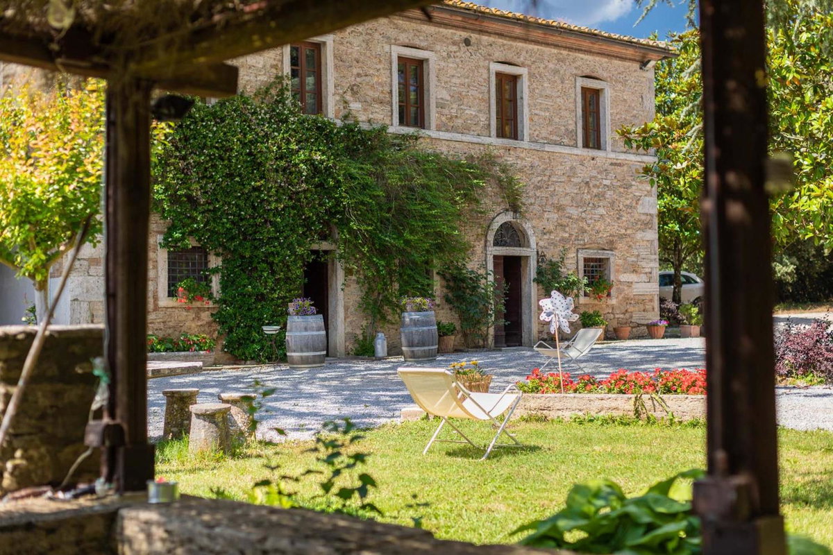 Agriturismo diffuso Tenuta Armaiolo - widespread farmhouse, Italy