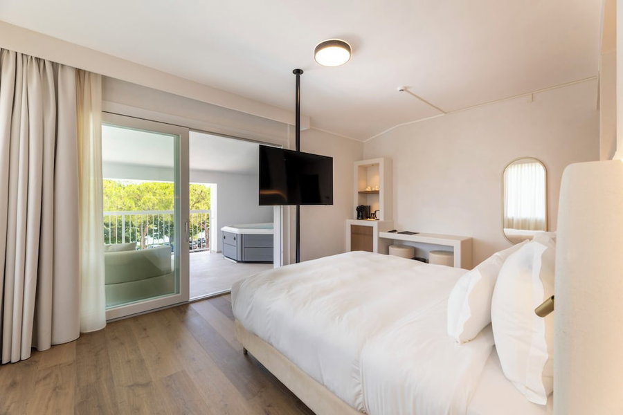 Hi Hotels Sirmione - Lakeview Pool, Sirmione, Italy