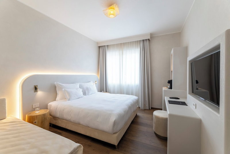 Hi Hotels Sirmione - Lakeview Pool, Sirmione, Italy