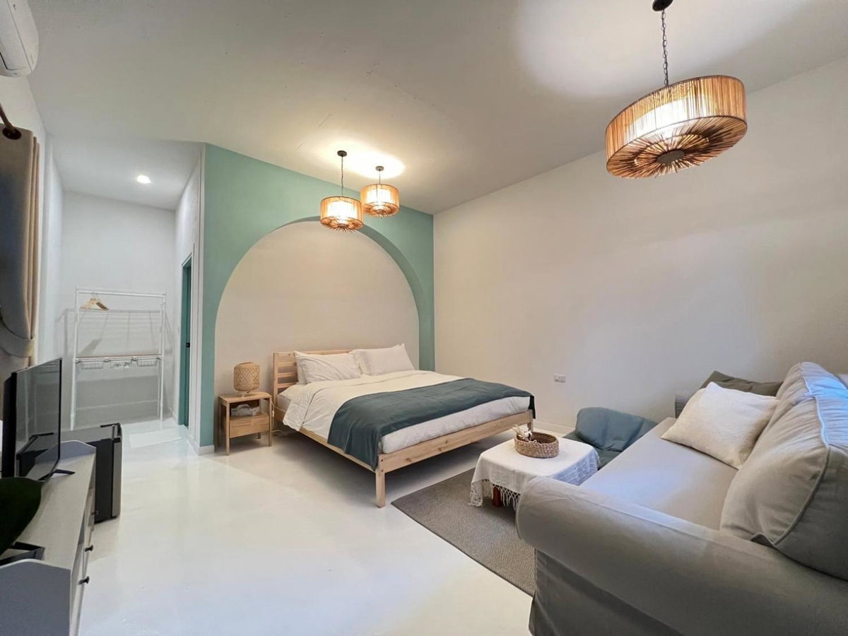 Warm White Hua Hin House, Thailand