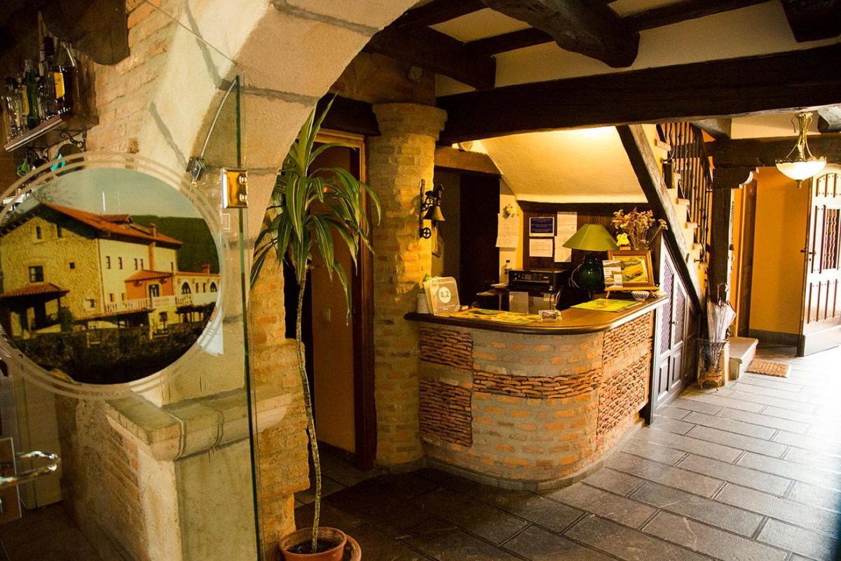 Hotel · Trisileja en Puente Romano, Toñanes