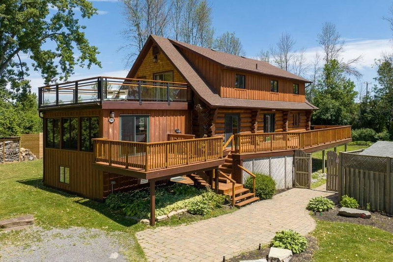 Unique Log House by the Lake, Retreat with Spa Amenities near Presque'ile Provincial Park, Brighton, Canada