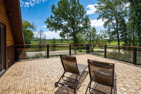 Unique Log House by the Lake, Retreat with Spa Amenities near Presque'ile Provincial Park, Brighton, Canada