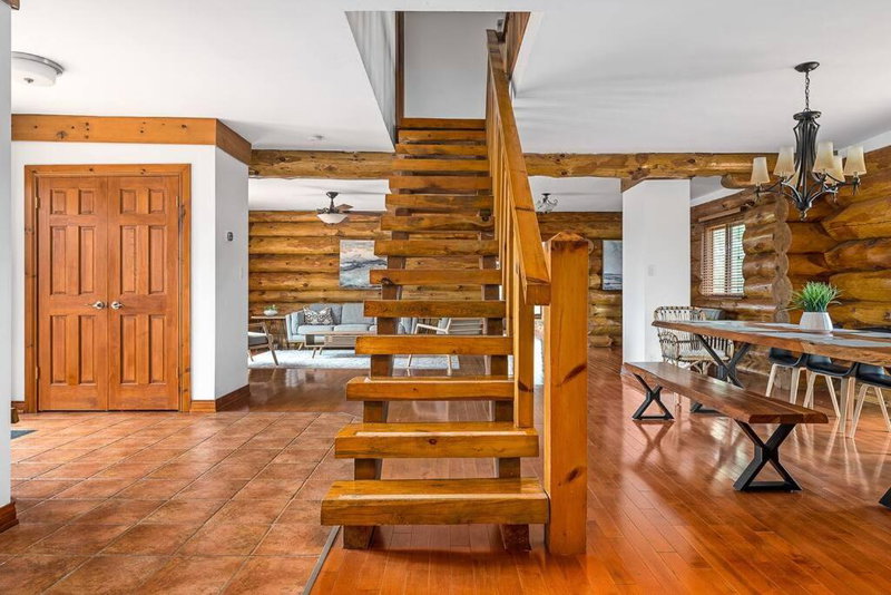 Unique Log House by the Lake, Retreat with Spa Amenities near Presque'ile Provincial Park, Brighton, Canada