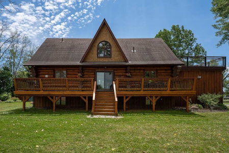 Unique Log House by the Lake, Retreat with Spa Amenities near Presque'ile Provincial Park, Brighton, Canada