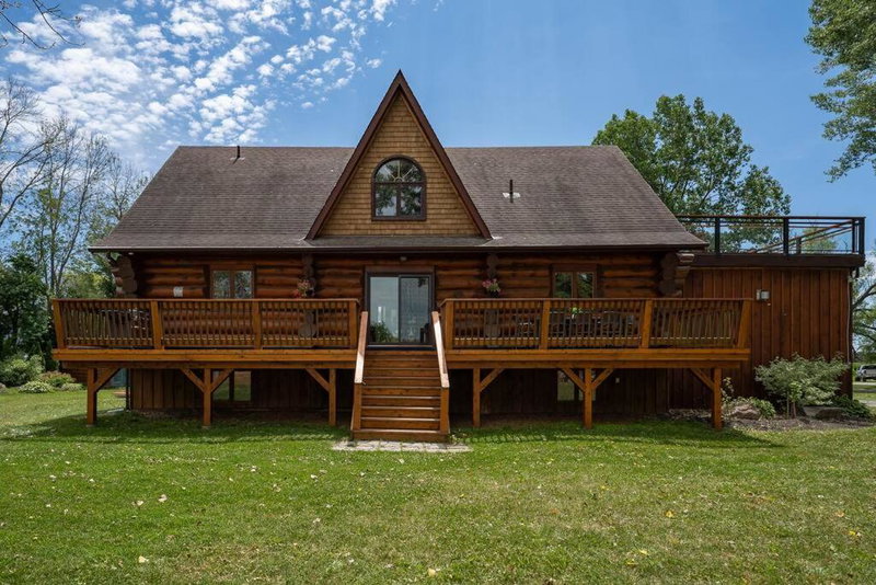 Unique Log House by the Lake, Retreat with Spa Amenities near Presque'ile Provincial Park, Brighton, Canada