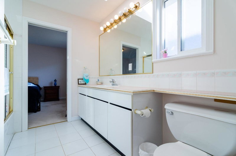 3 Private, spacious, bright rooms in a Gorgeous house, New Westminster, Canada