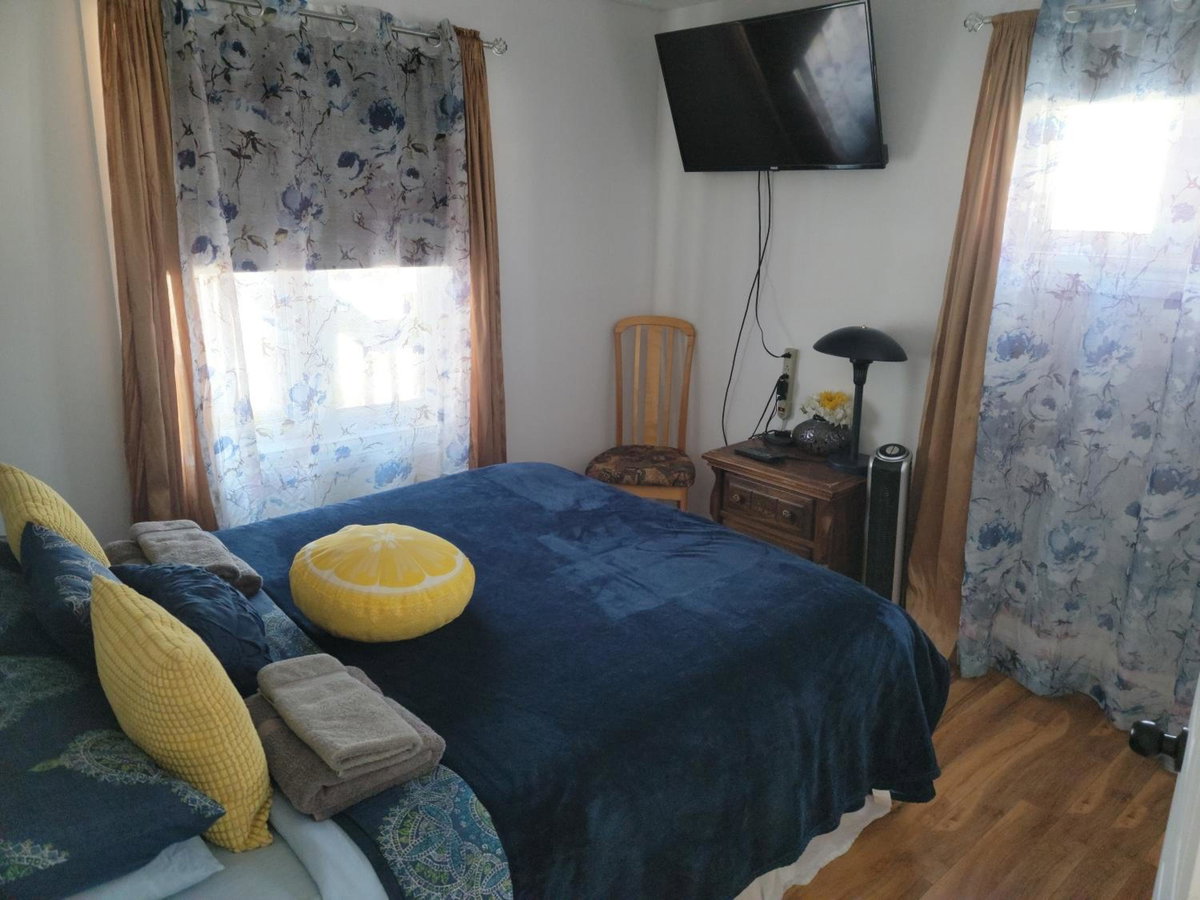 Cozy quiet place next to hwy smart tv+wifi+netflix, Canada
