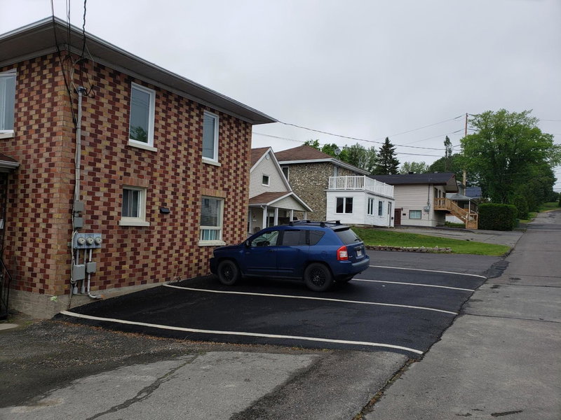 Cozy quiet place next to hwy smart tv+wifi+netflix, Edmundston, Canada