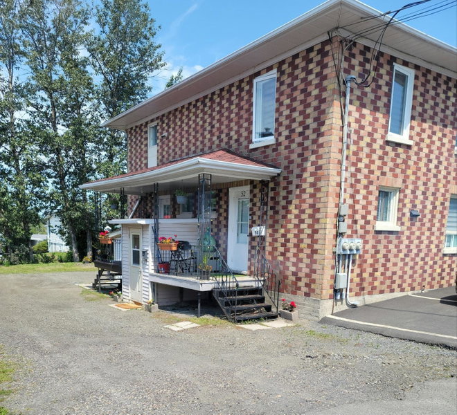 Cozy quiet place next to hwy smart tv+wifi+netflix, Edmundston, Canada