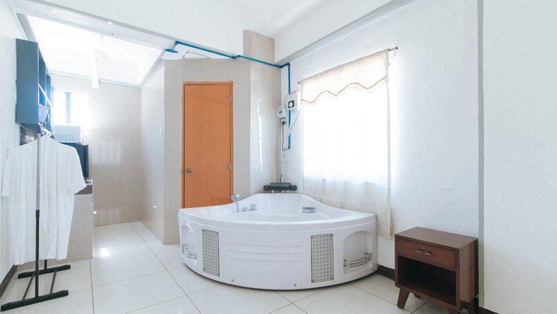 RedDoorz Plus near Tambo Paranaque, Manila, Philippines