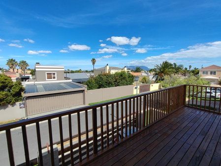 Lovely 2 bedroom condo with balcony and a view!, Cape Town, South Africa