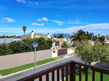 Lovely 2 bedroom condo with balcony and a view!, Cape Town, South Africa