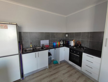 Lovely 2 bedroom condo with balcony and a view!, Cape Town, South Africa
