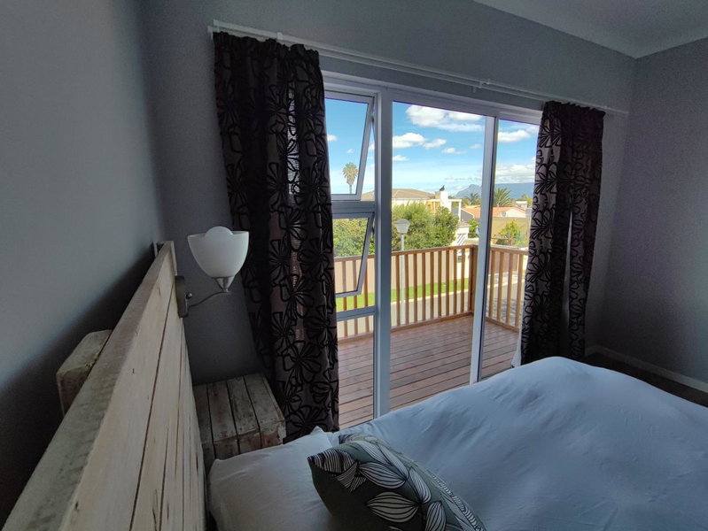 Lovely 2 bedroom condo with balcony and a view!, Cape Town, South Africa