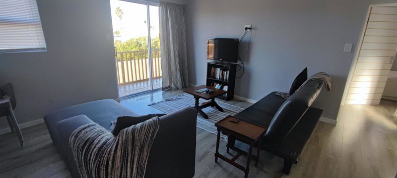 Lovely 2 bedroom condo with balcony and a view!, Cape Town, South Africa