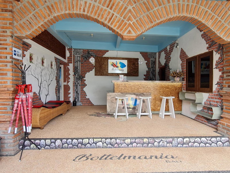 Bottelmania, Lovina, Indonesia