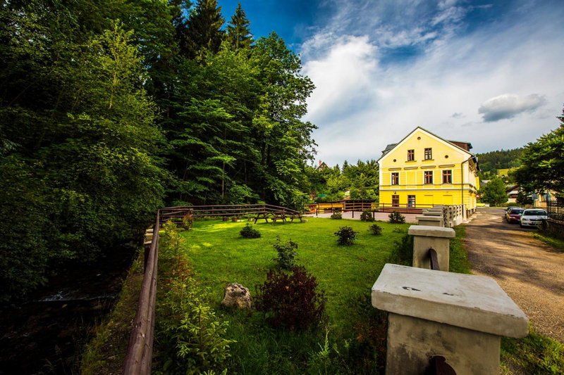 Yellow Street Apartment, Rokytnice nad Jizerou, Czechia
