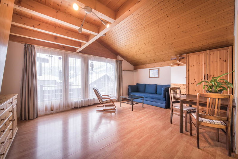 Central Wengen Wonderland: Mezzanine Studio for 4, Wengen, Switzerland