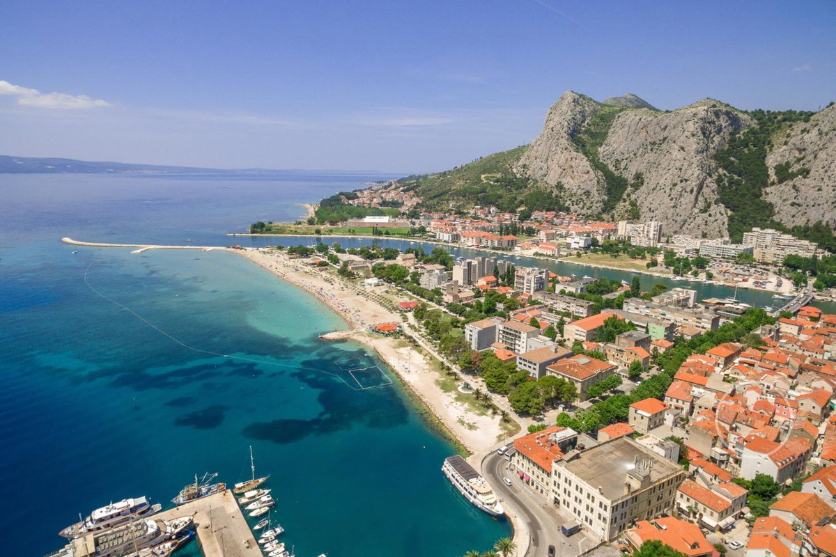 Villa Mama - Traditional Apartments in Omis, free parking, Croatia
