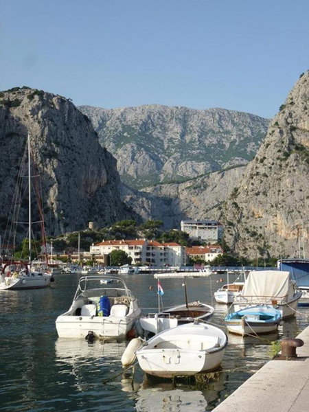 Villa Mama - Traditional Apartments in Omis, free parking, Omiš, Croatia
