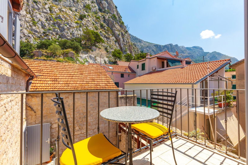 Villa Mama - Traditional Apartments in Omis, free parking, Omiš, Croatia