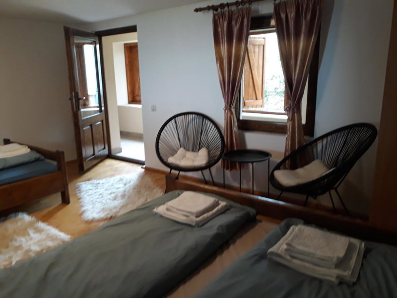 Casa de Peste Apă, Peşteana, Romania