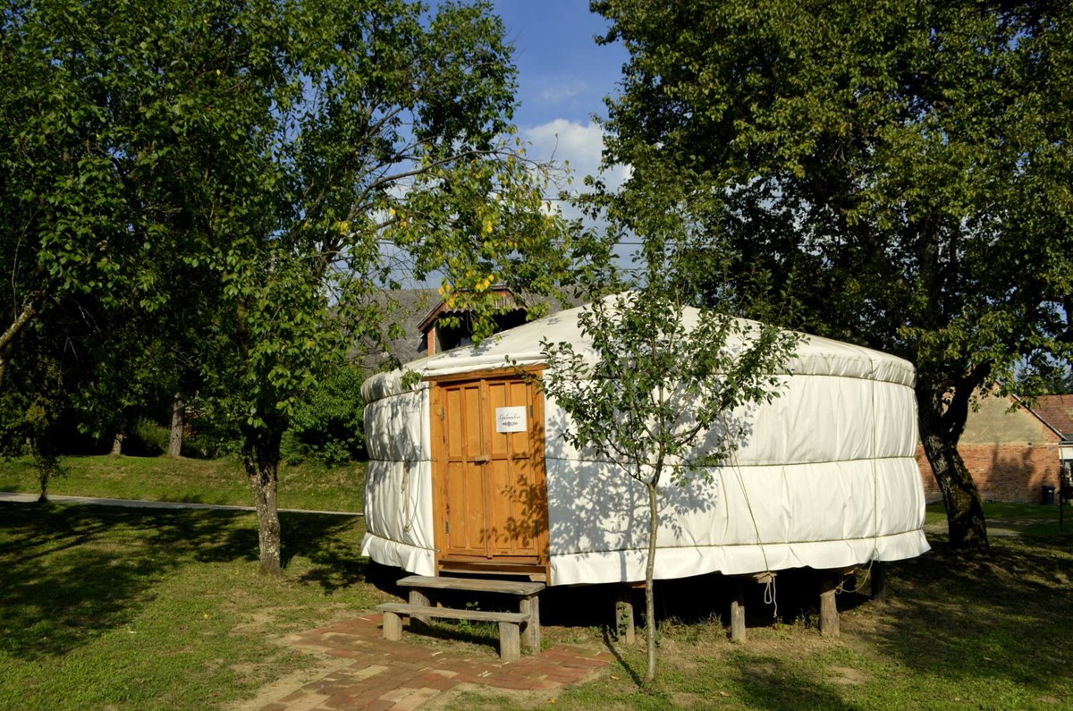 Őrálló Szer, Hungary