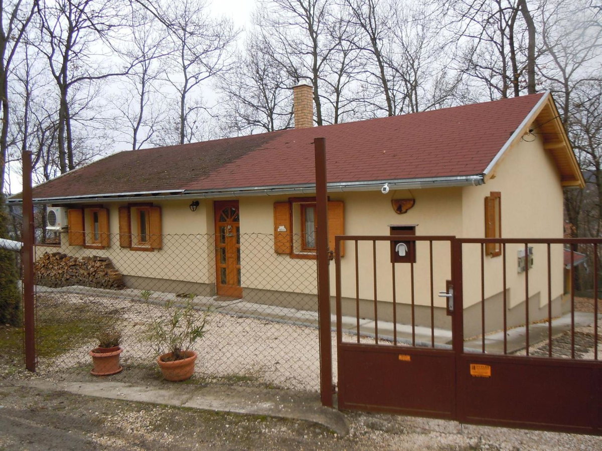 Hotel · E-major, Verőce