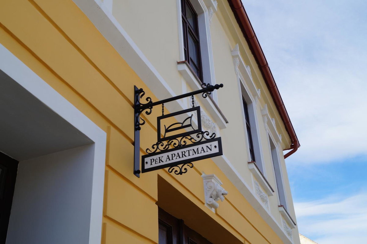 Pékapartman, Hungary