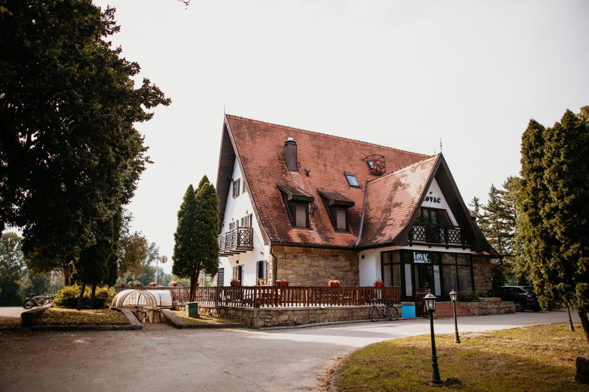 Restoran Lovac, Serbia