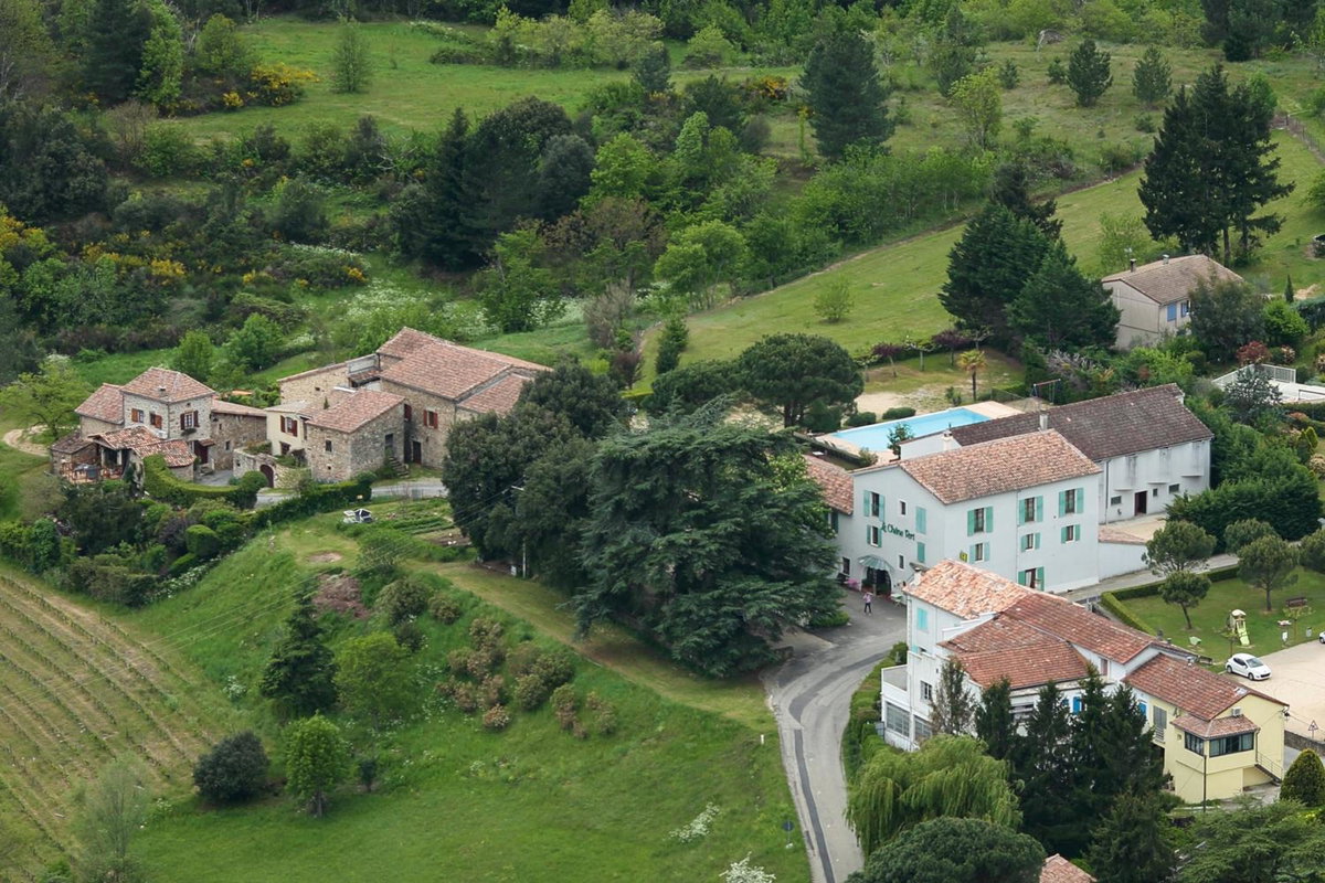 Hotel · Logis Hôtel Restaurant Le Chêne Vert, Rocher