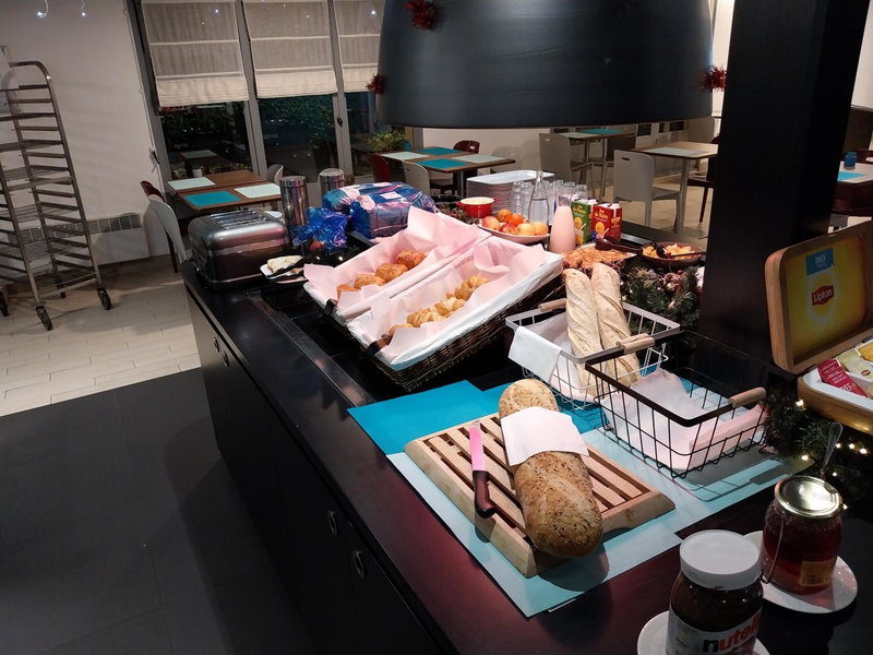 Kyriad Direct Marseille Est La Valentine, La Penne-sur-Huveaune, France