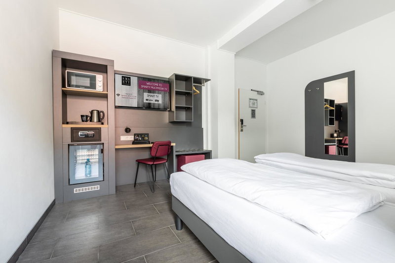 SMARTY Airport Cologne Hotel - KONTAKTLOSER SELF CHECK-IN, Cologne, Germany