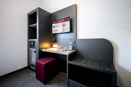 SMARTY Airport Cologne Hotel - KONTAKTLOSER SELF CHECK-IN, Cologne, Germany