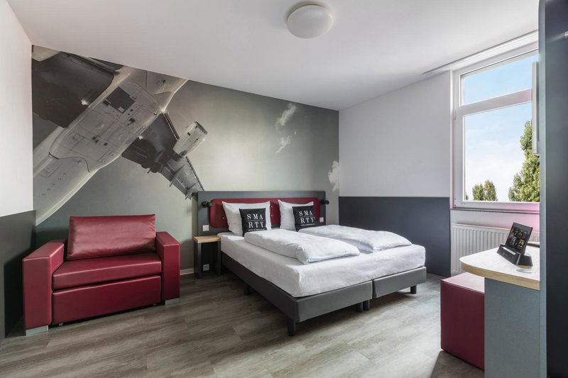 SMARTY Airport Cologne Hotel - KONTAKTLOSER SELF CHECK-IN, Cologne, Germany