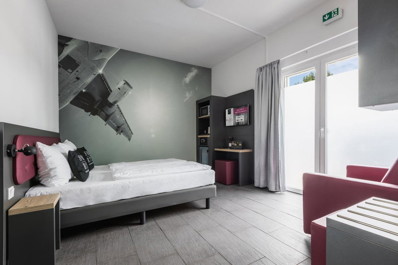 SMARTY Airport Cologne Hotel - KONTAKTLOSER SELF CHECK-IN, Cologne, Germany