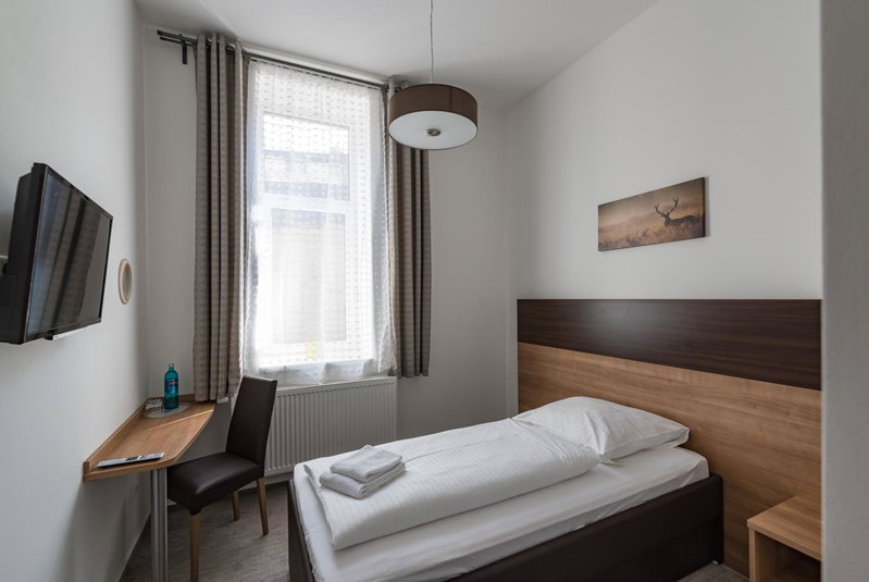 Boutique-Hotel Kronenstuben - unschlagbare Zentrumsnähe direkt am Marstall & Marktplatz - Schloss in 3 Min - Frühstück - Langzeitmiete, Ludwigsburg, Germany