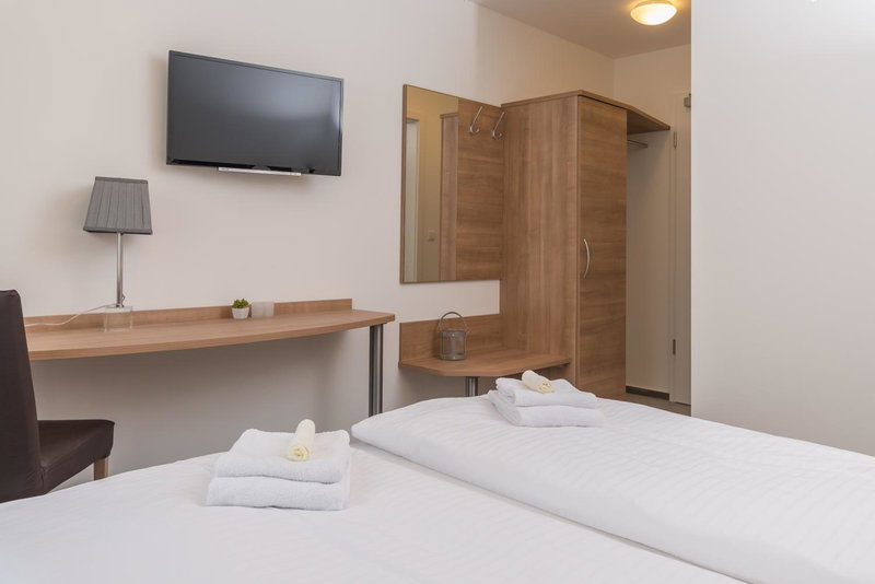 Boutique-Hotel Kronenstuben - unschlagbare Zentrumsnähe direkt am Marstall & Marktplatz - Schloss in 3 Min - Frühstück - Langzeitmiete, Ludwigsburg, Germany