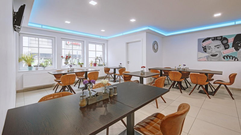 Boutique-Hotel Kronenstuben - unschlagbare Zentrumsnähe direkt am Marstall & Marktplatz - Schloss in 3 Min - Frühstück - Langzeitmiete, Ludwigsburg, Germany