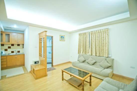 Jolly Guesthouse & Restaurant, Pattaya Central, Thailand