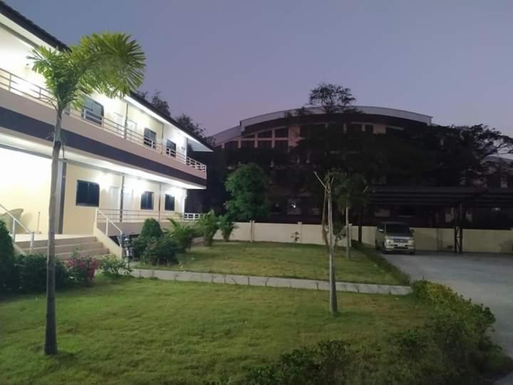 Hotel · SUNRAY Guesthouse สุนันท์บ้านพักริมคลอง, Uthai Thani