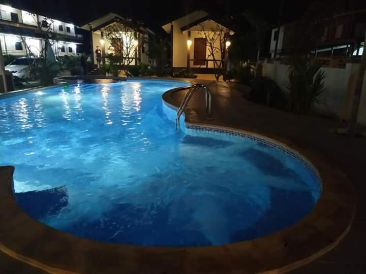 SUNRAY Guesthouse สุนันท์บ้านพักริมคลอง, Uthai Thani, Thailand